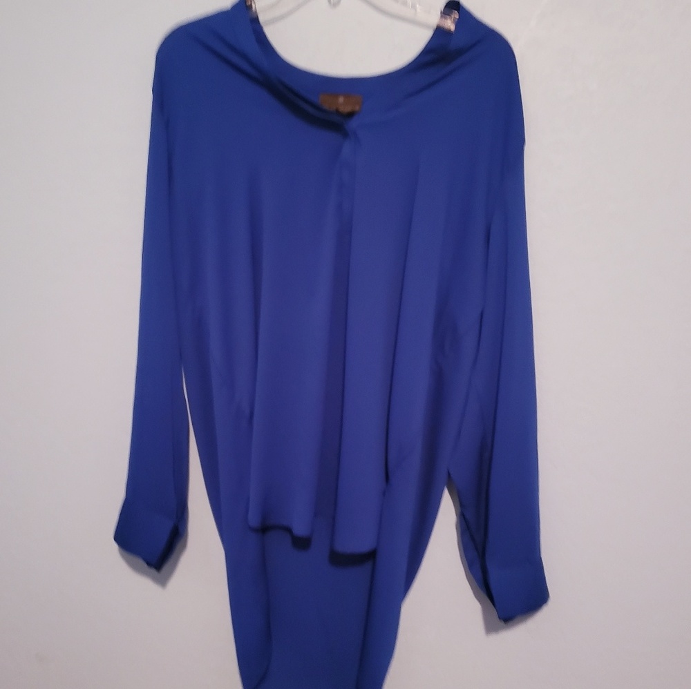 💙3/$25💙Pretty blue, high-low blouse